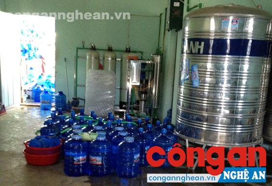 Chỉ cần đầu tư thiết bị lọc đơn giản, các cơ sở có thể sản xuất hàng nghìn chai nước mỗi ngày