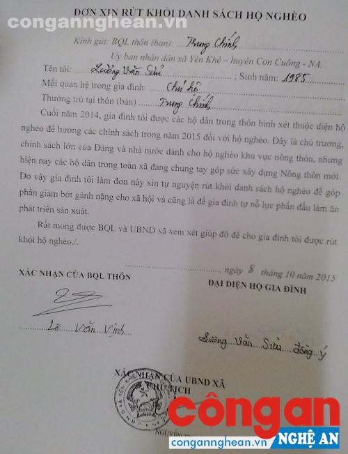 Ngoài lá đơn xin rút khỏi danh sách hộ nghèo được viết theo mẫu sẵn thì nét chữ của người làm đơn và nét chữ của người ký tên không giống nhau  
