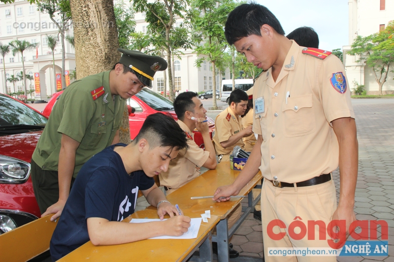 Phòng cảnh sát giao thông đường bộ, đường sắt Nghệ An hướng dẫn cho các em học sinh làm thủ tục