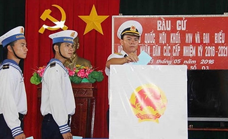  Cử tri trên đảo Núi Le bỏ phiếu bầu cử đại biểu  Quốc hội khóa XIV và Hội đồng nhân dân các cấp nhiệm kỳ 2016-2021 sáng 15-5-2016.