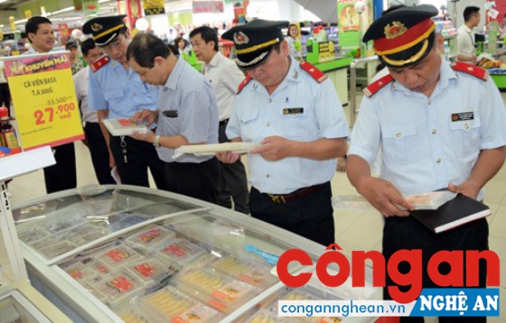 Đoàn thanh tra liên ngành Trung ương về ATTP kiểm tra tại Siêu thị BigC Vinh.