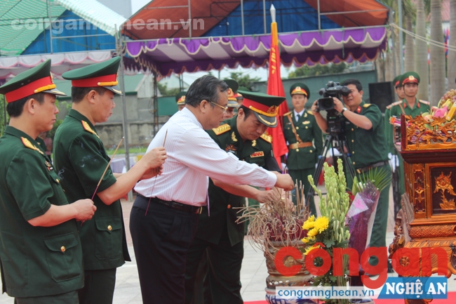 Kham xen Ma ni vong - Phó tỉnh trưởng tỉnh Xiêng Khoảng, trưởng ban công tác đặc biệt tỉnh Xiêng Khoảng dâng hương tưởng nhớ các liệt sĩ