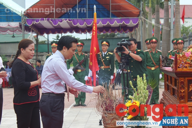 Ông Lê Ngọc Hoa dâng hương bày tỏ lòng thành kính đối với công lao của các liệt sĩ