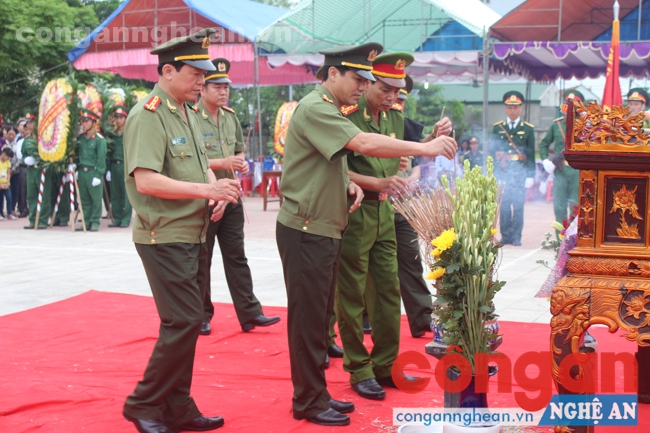 Đoàn đại biểu Công an Nghệ An do đồng chí Đại tá Lê Khắc Thuyết, Phó giám đôc Công an tỉnh dẫn đầu dâng hương trước anh linh các liệt sĩ