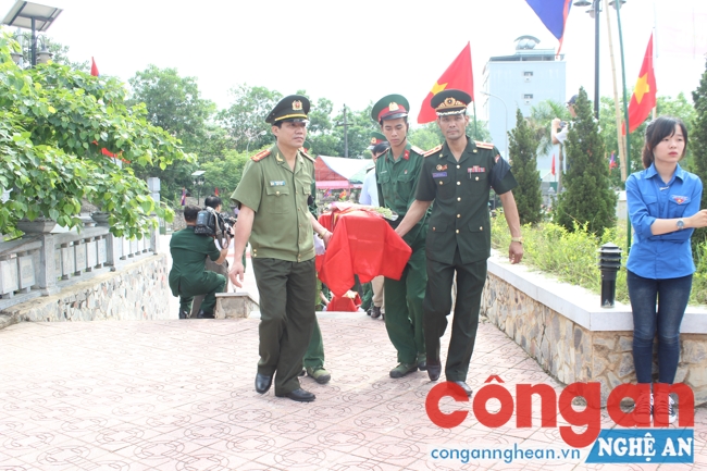 Truy điệu và an táng hài cốt liệt sĩ Việt Nam hi sinh tại Lào
