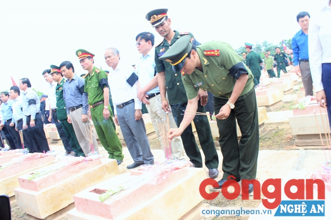 Dâng những nén hương tiễn các anh về với đất mẹ