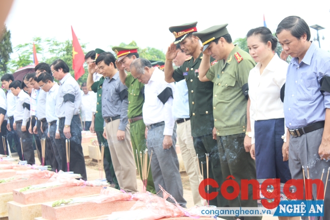 Phút mặc niệm tưởng nhớ công lao, sự hi sinh anh dũng của các anh hùng liệt sĩ