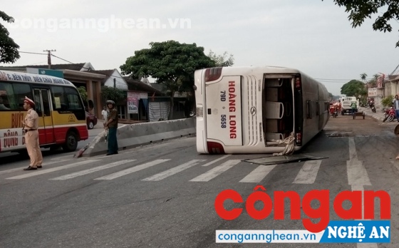 Xe khách Hoàng Long gặp nạn