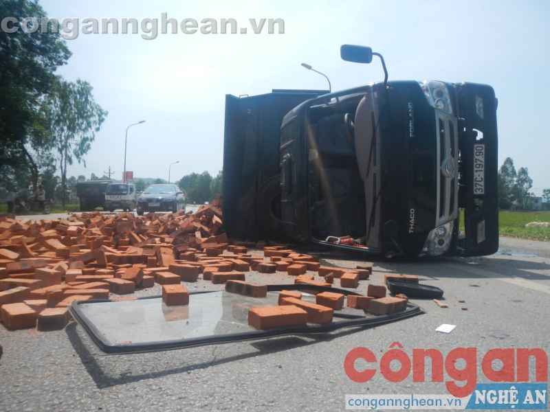 Nghệ An: Xe tải chở gạch đâm xế hộp