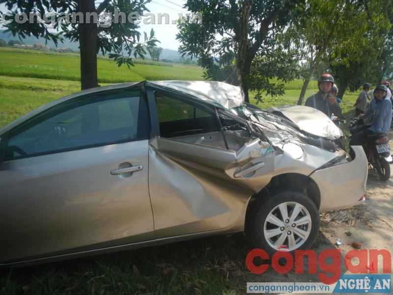 Xe con Toyota bị móp hẳn một góc