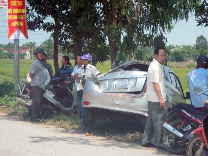 Xe con suýt rơi xuống ruộng lúa, tài xế được phen hú vía