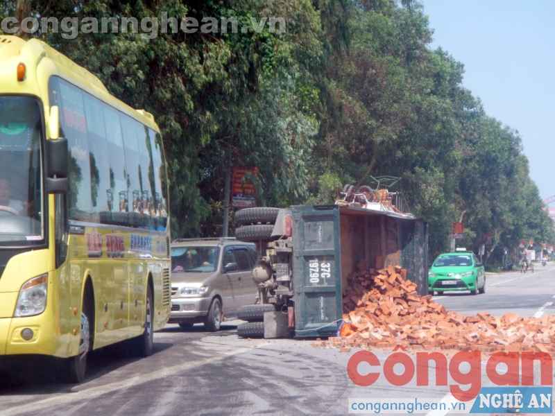 Gạch văng ra lòng đường. Vụ tai nạn vào thời điểm mật độ phương tiện thấp nên không gây ách tắc