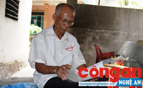 Ông Phúc với tập hồ sơ, giấy tờ nhiều năm đi “đòi” GCNQSDĐ từ chính quyền