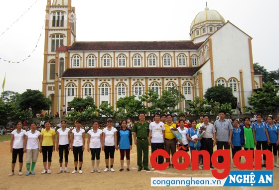Công an huyện, chính quyền địa phương và Linh mục Hồ Sỹ Huyền tặng hoa chúc mừng các đội bóng