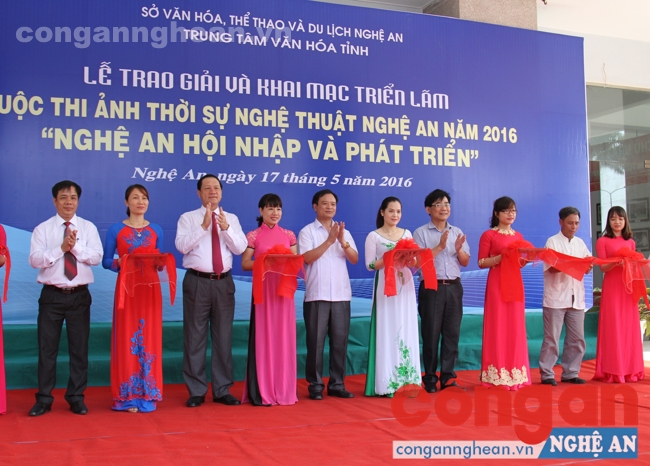 Cắt băng khai mạc triển lãm ảnh