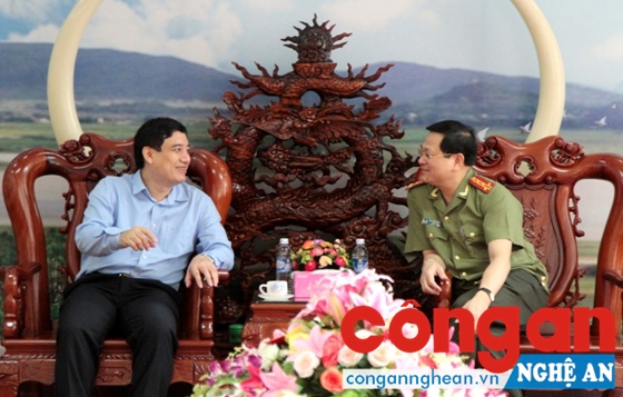 Đồng chí Đại tá Nguyễn Hữu Cầu, Giám đốc Công an tỉnh Hội đàm với Bí thư Tỉnh ủy Nguyễn Đắc Vinh trước giờ làm việc.