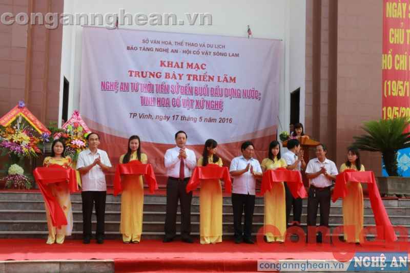 Cắt băng khai trương triển lãm