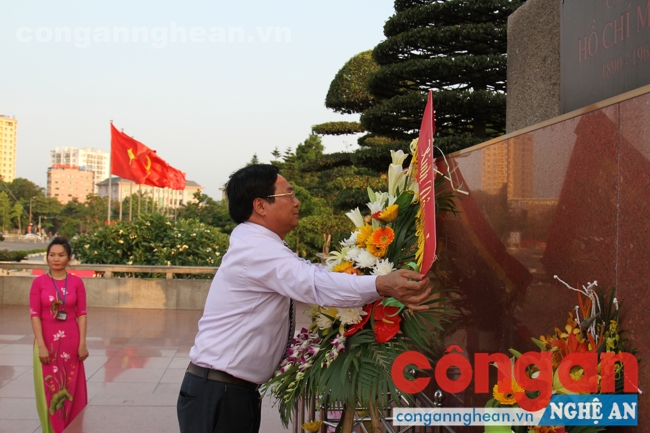 Ông Hoàng Trọng Thanh, Giám đốc Sở văn hóa kính cẩn dâng lên Người lẵng hoa tươi thắm