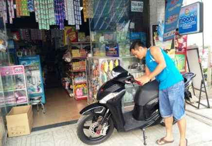 Cảnh giác: Nam thanh niên vờ mua kẹo rồi bẻ khóa xe SH