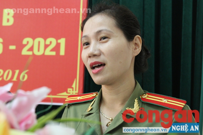 Đồng chí Thiếu tá Nguyễn Thị Việt Hà, Chủ tịch Hội phụ nữ Công an Nghệ An phát biểu tại Đại hội