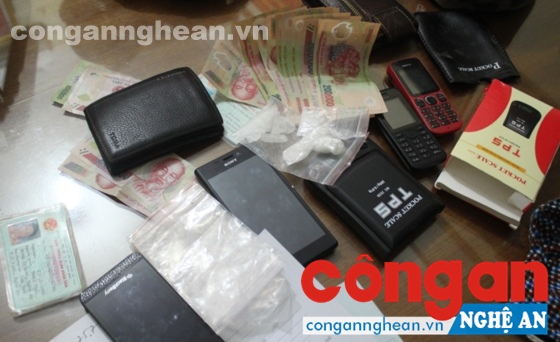 Số ma túy thu giữ cùng một số vật chứng liên quan