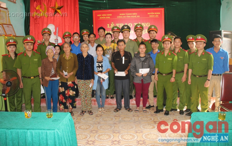 Tặng quà cho gia đình có hoàn cảng khó khăn tại xã Nghi Quang, huyện Nghi Lộc