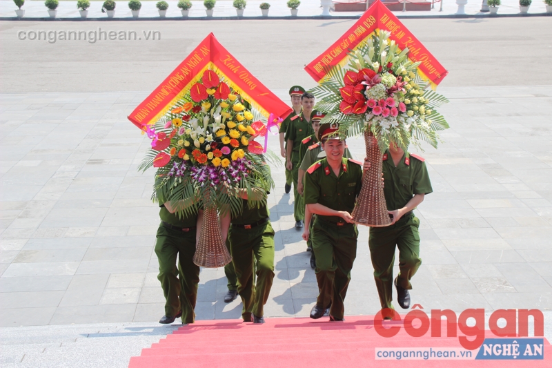Dâng hoa, dâng hương tại quảng trường Hồ Chí Minh