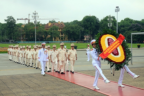 Đoàn đại biểu Bộ Công an vào lăng viếng Chủ tịch Hồ Chí Minh