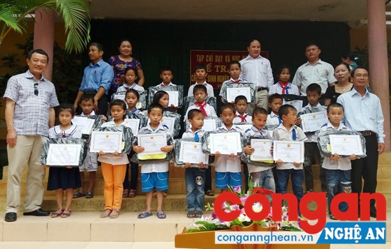 Trao 52 suất học bổng cho học sinh nghèo vượt khó học giỏi ở Yên Thành