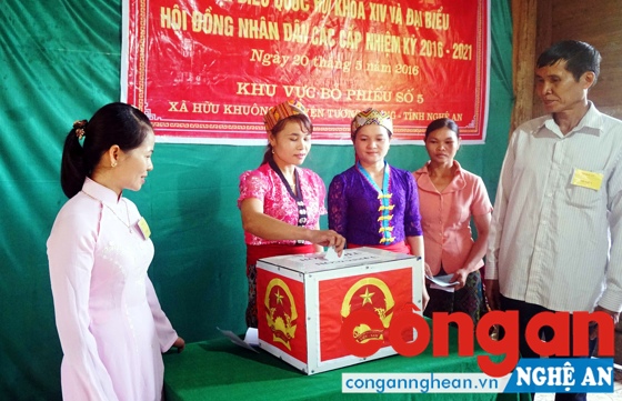 Rộn ràng ngày bầu cử sớm của đồng bào dân tộc thiểu số ở Nghệ An