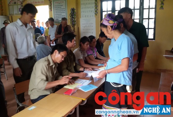 Cử tri nhận phiếu bầu cử.