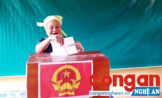 Cụ bà Vi Thị Mười vui mừng được bỏ phiếu lần thứ 13 của bà.