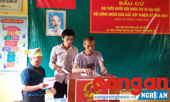 Rộn ràng bầu cử sớm ở Na Sành - Sốp Sành