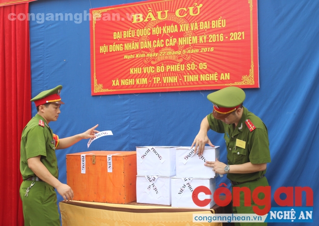 Niêm phong hòm phiếu