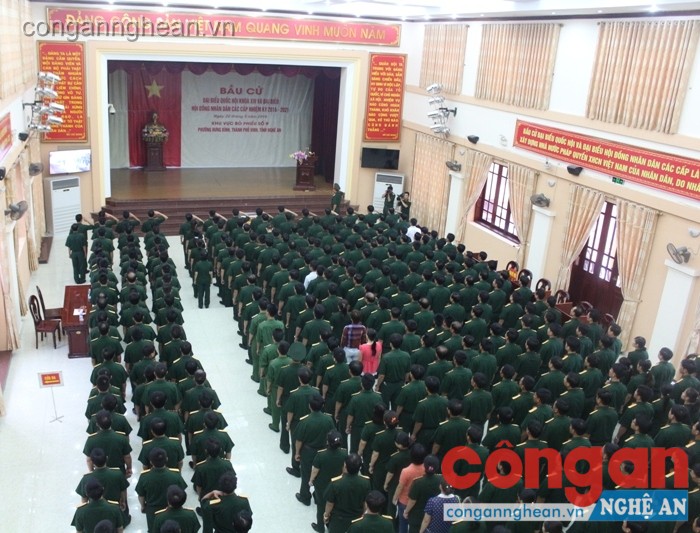CBCS thuộc cơ quan Bộ CHQS tỉnh dự lễ khai mạc bầu cử tại KVBP số 9, phường Hưng Bình- TP Vinh &nbsp;sáng 22/5