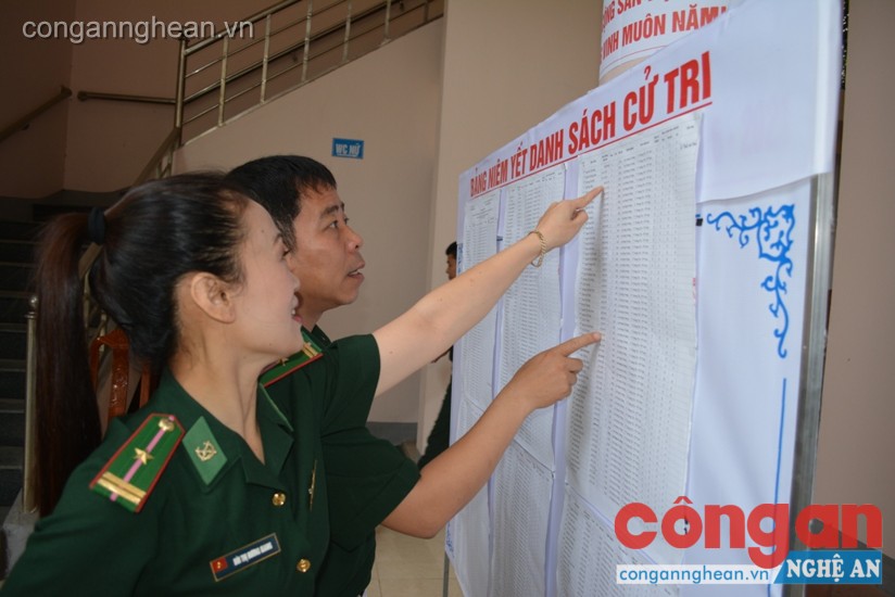Cử tri thuộc cơ quan BĐBP tỉnh theo dõi, lựa chọn danh sách ứng cử viên trước khi bầu cử