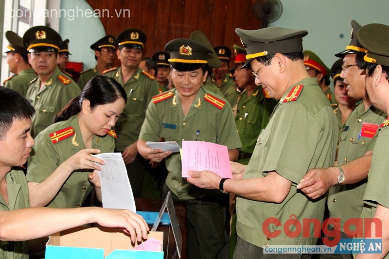 Điểm bầu cử số 18 Công an Nghệ An: 1.300 cán bộ, chiến sỹ tham gia bầu cử
