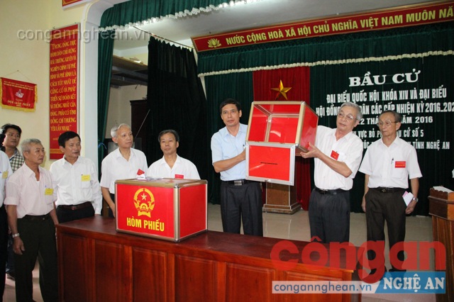 Ban bầu cử tiến hành kiểm tra, niêm phong Hòm phiếu trước khi bầu cử