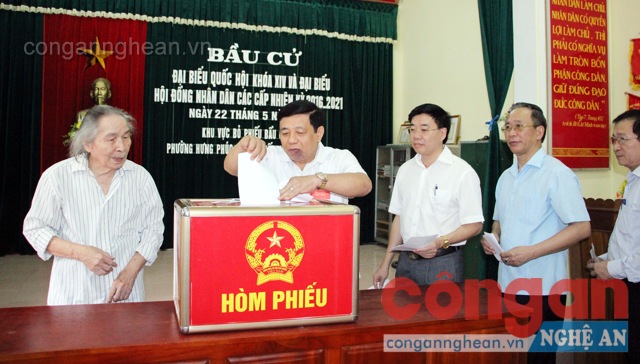 Chủ tịch UBND tỉnh Nguyễn Xuân Đường bỏ phiếu tại phường Hưng Phúc