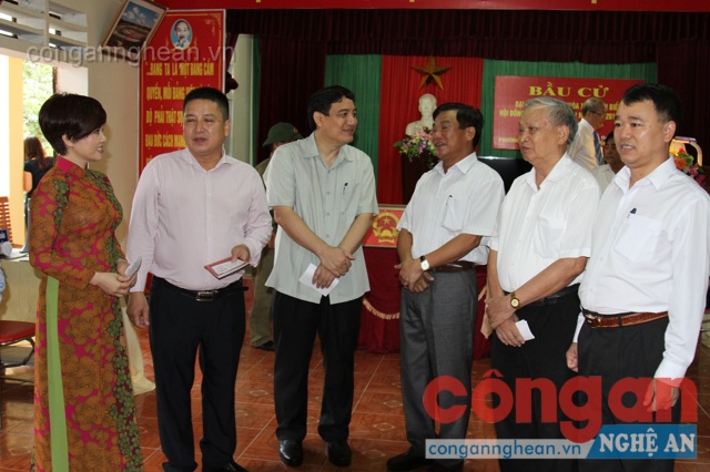 Đồng chí Bí thư Tỉnh uỷ Nguyễn Đắc Vinh trò chuyện với các cử tri trước khi bỏ phiếu