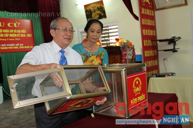 Ban bầu cử kiểm tra, niêm phong Hòm phiếu trước khi bầu cử