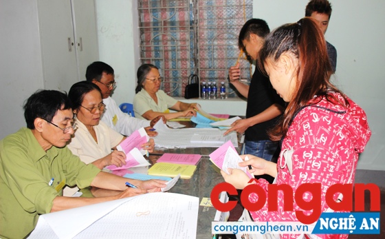 Tại bàn đối chiếu danh sách cử tri được sắp xếp theo thứ tự từng khu vực, từng tổ để việc đối chiếu được thuận lợi.