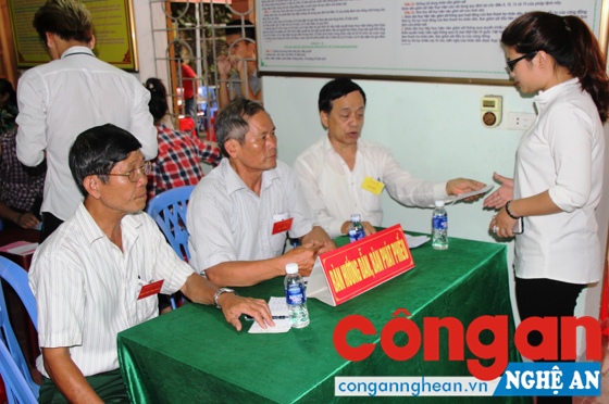 Phát phiếu cho các cử tri