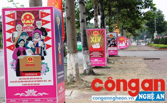 Khu vực ngã tư UBND tỉnh được trưng bày rất nhiều pano, áp phích tuyên truyền về bầu cử.