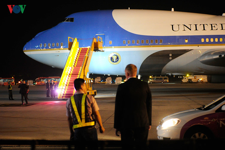 Lực lượng an ninh của Mỹ được bố trí nhiều lớp khi chuyên cơ Air Force One chở người đứng đầu Nhà Trắng hạ cánh xuống sân bay Nội Bài.