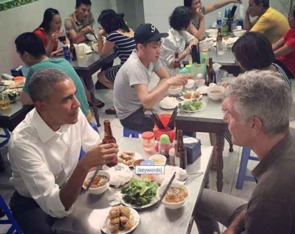 Obama ăn bún chả, chụp ảnh tự sướng với người dân phố cổ