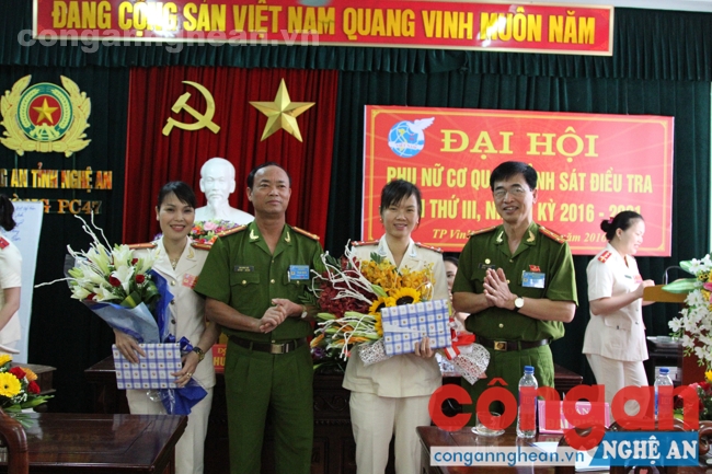 Lãnh đạo các đơn vị tặng hoa cho BCH cũ