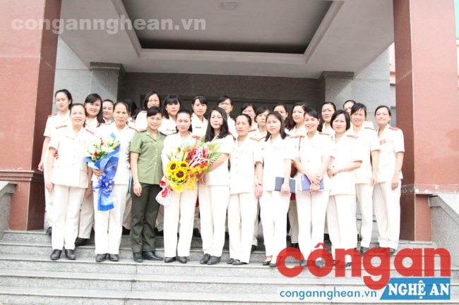 Hội phụ nữ khối CQCSĐT chụp ảnh lưu niệm cùng đồng chí Phó chủ tịch Hội phụ nữ Công an tỉnh