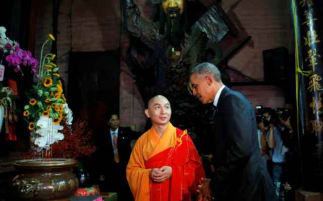 Ông Obama thăm chùa Ngọc Hoàng và trò chuyện với doanh nghiệp tại TP.HCM