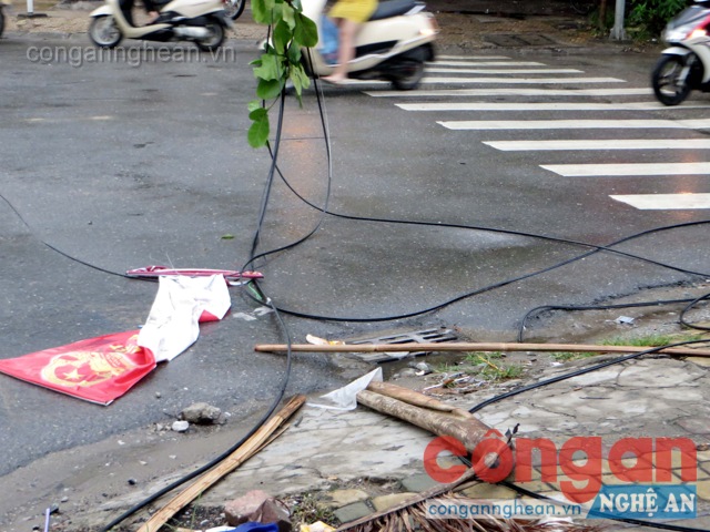 TP Vinh, Nghệ An: Dây cáp viễn thông 'lơ lửng' giữa đường